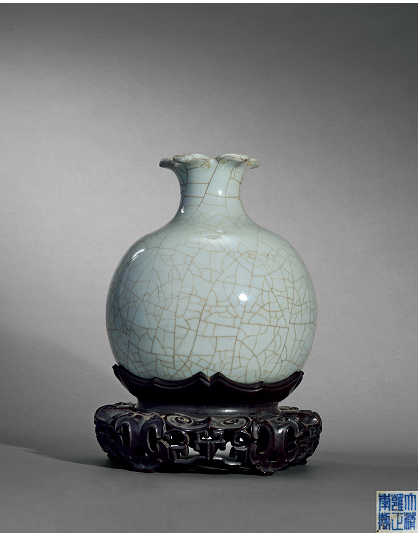 日本人気超絶の ▽鴻▽清・雍正年製款・古陶磁器・豆青釉彫刻龍紋石榴 