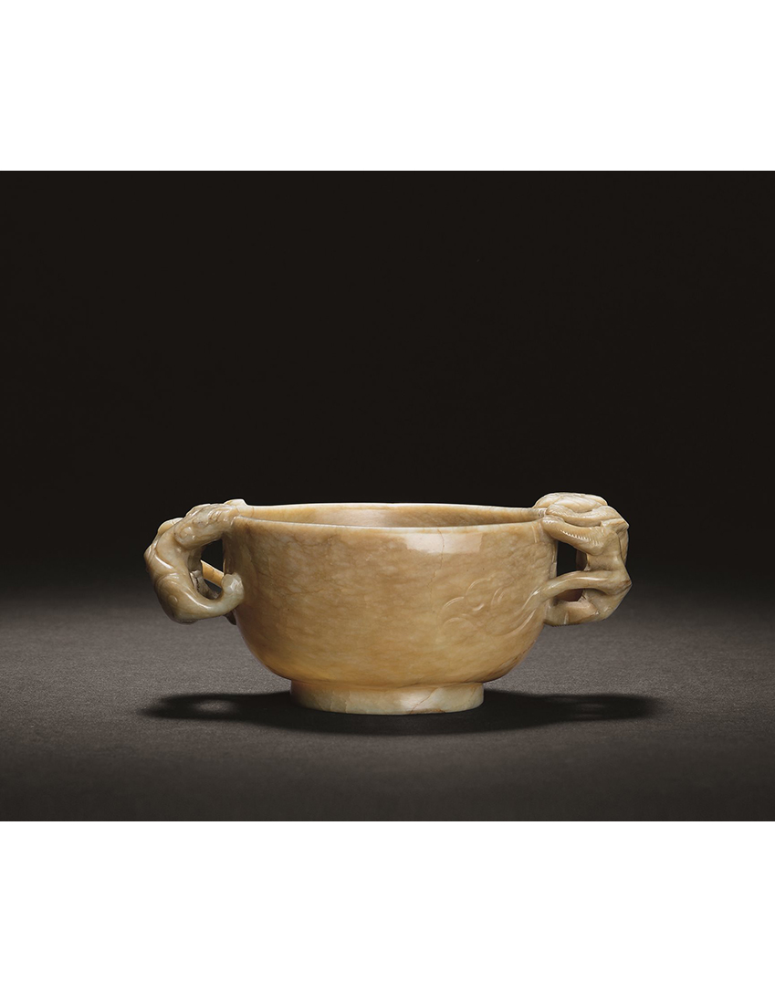 2607双螭耳玉杯玉身满沁,古朴蕴含.杯口广圆,高立深壁,杯底附小圈足.