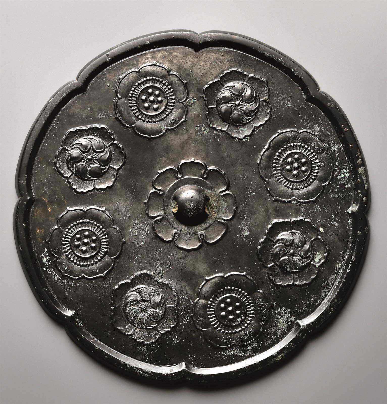 八瓣葵花镜,圆钮,葵花钮座.