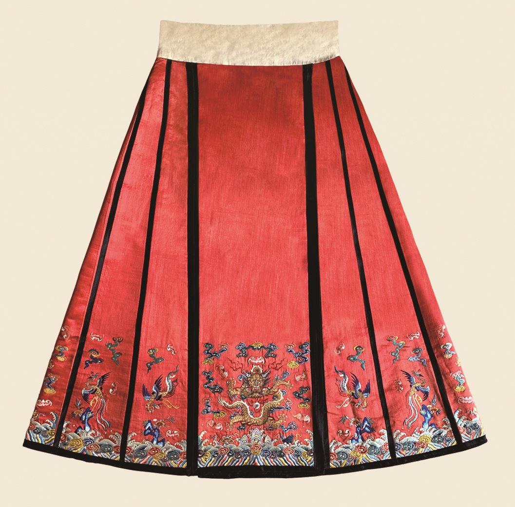 本品白色裙腰,红色龙凤纹刺绣裙身.