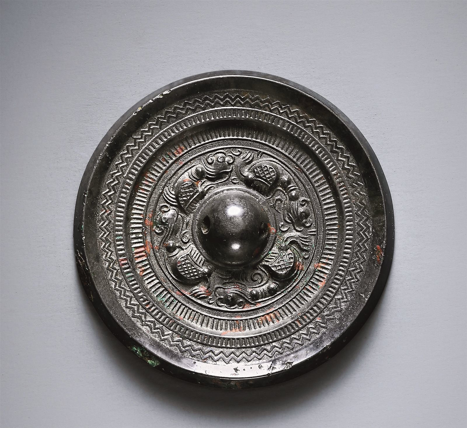 7g此类镜中四虎环绕配置的构图方式极为少见,品相佳美,保存完好.